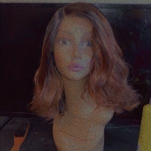 Glue-less wig and it can also be glued down if u would like.